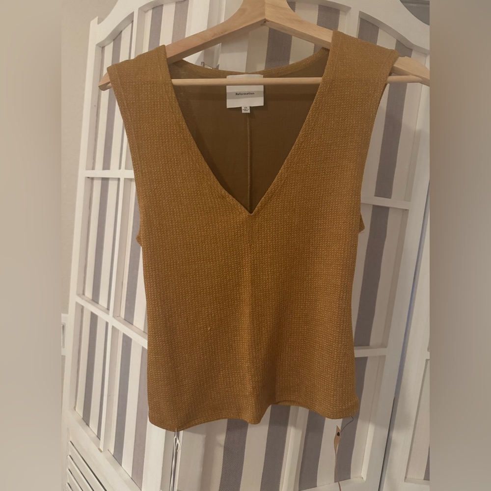Reformation Alivia Knit V-Neck Sleeveless Top in Caramel